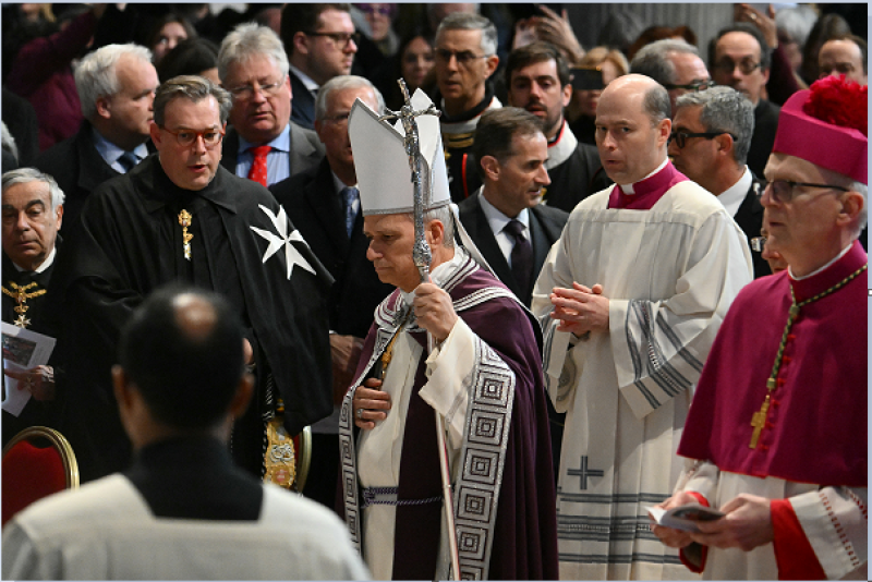 El Papa León XIV asiste a una procesión penitencial antes de la santa misa del Miércoles de Ceniza en la Basílica de Santa Sabina, el 18 de febrero de 2026.