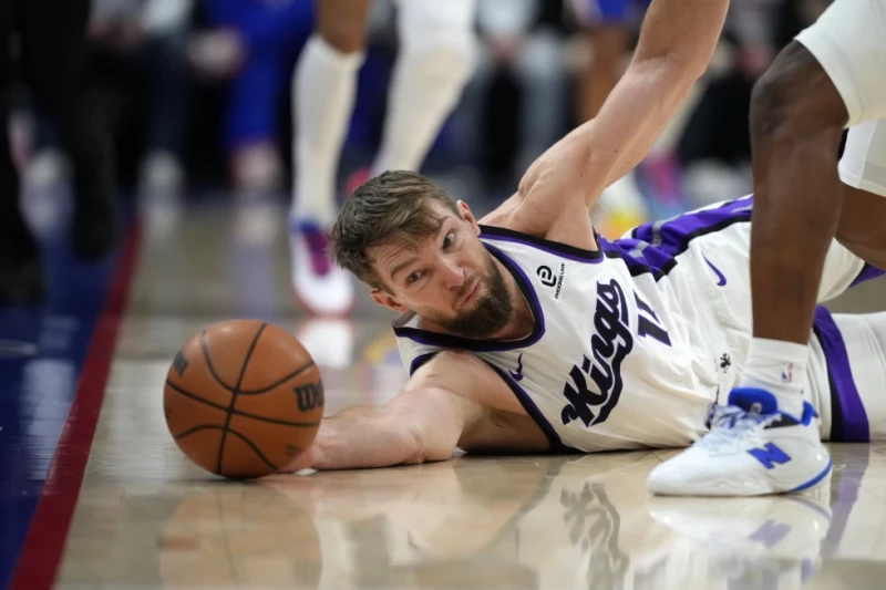 Domantas Sabonis, de los Kings, intenta salvar un balón perdido en un partido de la NBA contra los Sixers, el 29 de enero de 2026, en Filadelfia.