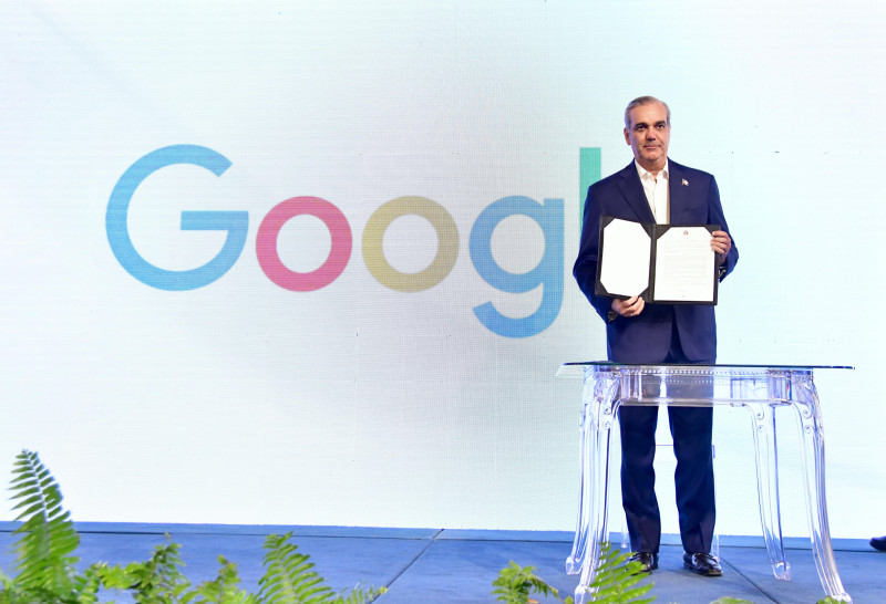 El presidente Luis Abinader firmó un decreto con el que se declaró de alta prioridad nacional el proyecto la construcción de un puente internacional de intercambio digital entre RD y Estados Unidos.