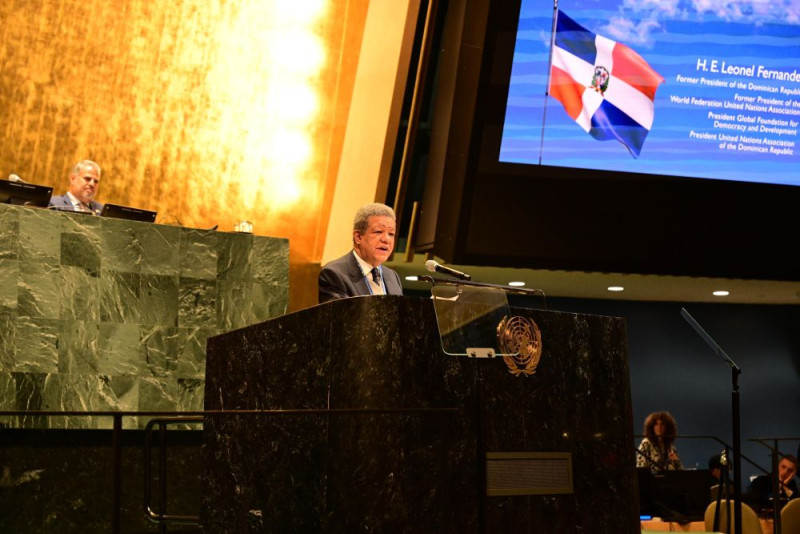 Fernández exhortó a los jóvenes a perseverar en el camino de la educación y la preparación académica