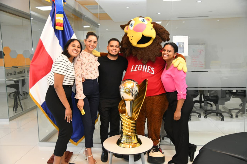 Los periodistas Eddilí Hierro, Silvana Rodríguez, Moisés Mejía y Lisaury Díaz posan con Rufo.
