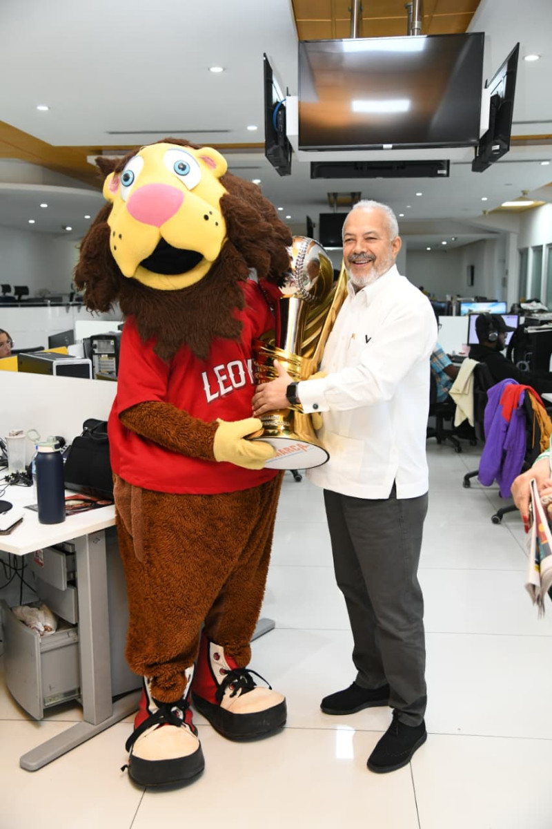 Fabio Cabral, escogidista desde niño y subdirector del Listín Diario, posa con Rufo.