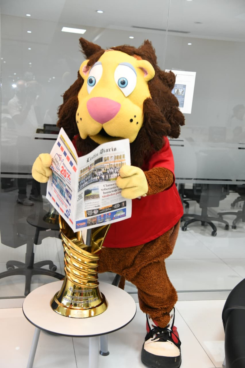 Rufo, la carismática mascota de los Leones del Escogido visita la redacción de Listín Diario, el 19 de febrero de 2026.