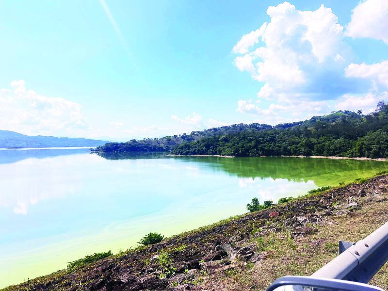 Este embalse acumula el agua que sirve para irrigar más de 2,200 hectáreas agrícolas y es usado para la generación de energía.