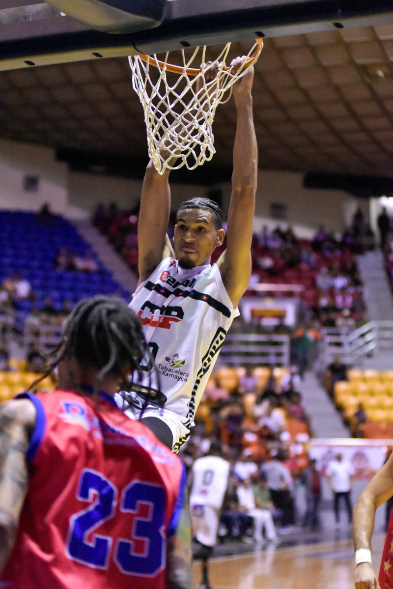 Juan Junior Rosario, del CDP, realiza un donqueo en el partido frente a Sameji en el torneo de baloncesto superior de Santiago, el 19 de febrero de 2026.