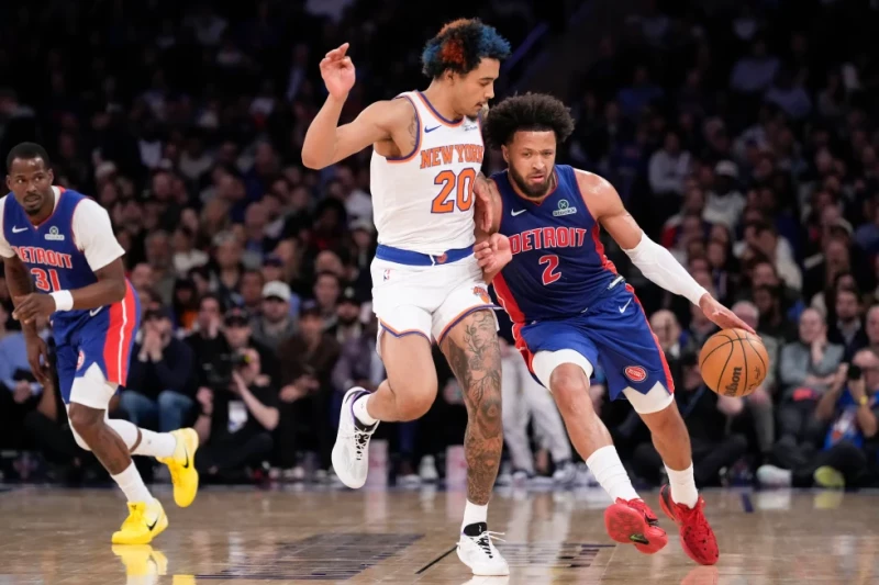 Cade Cunningham, de los Pistons, dribla a Jeremy Sochan, de los Knicks, en el encuentro del 19 de febrero de 2026.