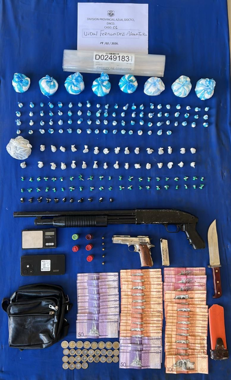 Los agentes y fiscales incautaron además una pistola calibre 380, con su cargador y varias cápsulas, una escopeta con varios cartuchos, una balanza, un celular, un cuchillo, 3,540 pesos, entre otras evidencias.