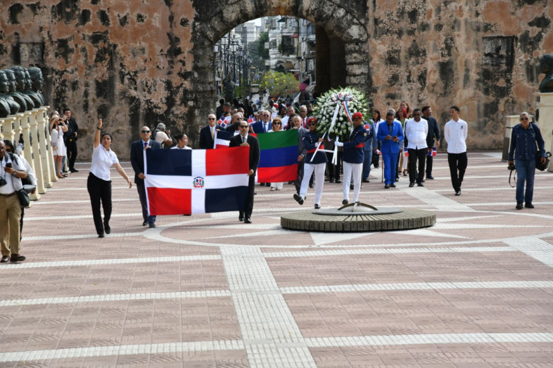 Caminata de la Puerta del Conde hasta el Altar de la Patria