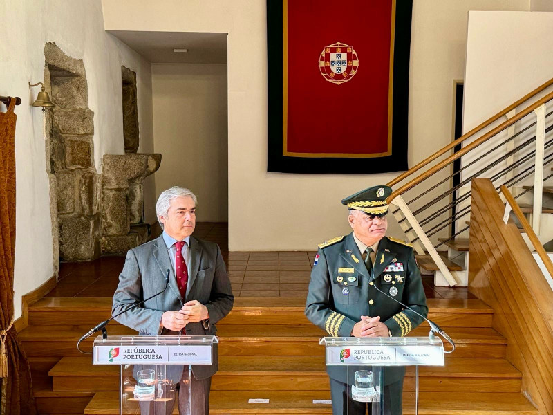 A la izquierda el ministro de Defensa de Portugal, Nuno Melo, y a la derecha el ministro de Defensa de República Dominicana, teniente general Carlos Antonio Fernández Onofre.