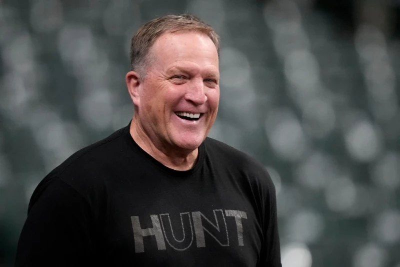 Pat Murphy, mánager de los Cerveceros, observa una práctica previo al primer juego de la serie de campeonato de la Liga Nacional contra los Dodgers.
