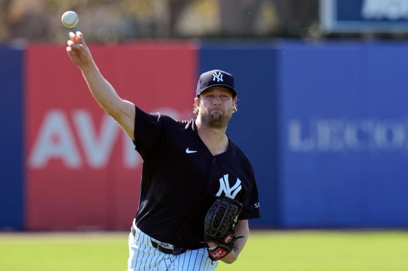 El lanzador de los Yankees de Nueva York, Gerrit Cole, calienta antes de una sesión de bullpen durante un entrenamiento de béisbol de primavera el viernes.