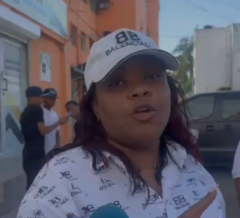 Katherine Rodríguez, tía de uno de los estudiantes acusados de agredir físicamente al profesor, Naony Anderson Solano.