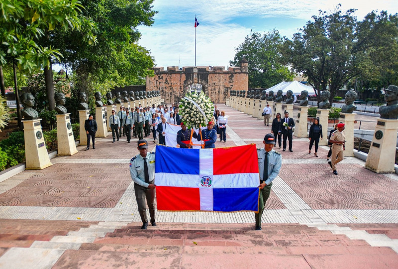 La comisión que deposita la ofrenda debe presentarse puntualmente a la hora asignada, portando la Bandera Nacional, la ofrenda floral y una bandera institucional de menor tamaño.