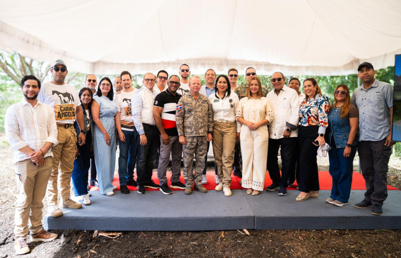 A la actividad asistieron Miguel Franjul, director de Listín Diario; Yira Elena Ramonet García, embajadora de Panamá; el mayor general Floreal Tarcicio Suárez Martínez, comandante de la Fuerza Aerea; Raslan Abu Rukun, embajador de Israel, entre otras personalidades.