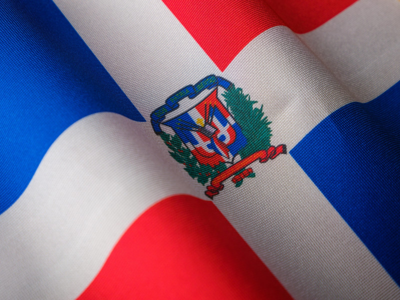 República Dominicana reconoce oficialmente tres símbolos patrios: la Bandera, el Escudo y el Himno Nacional. De ellos, la Bandera ocupa el lugar de mayor jerarquía protocolar.