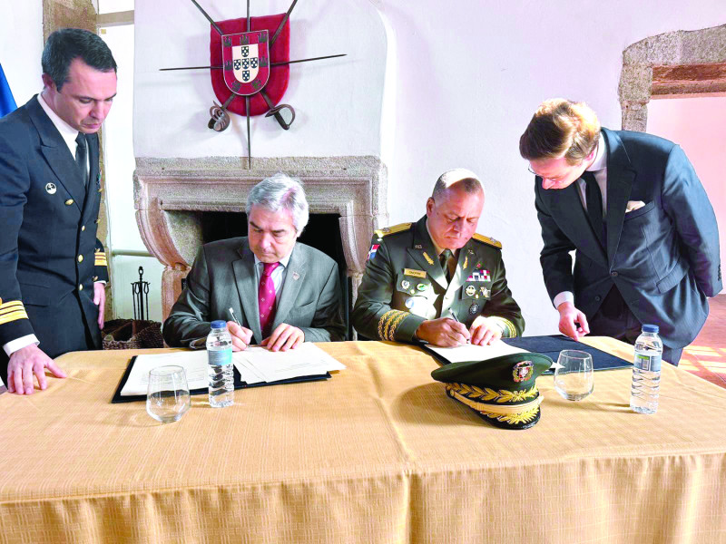 El ministro de Defensa de Portugal, Nuno Melo, y el ministro de Defensa de la República Dominicana, teniente general Carlos Antonio Fernández Onofre, firman el acuerdo.