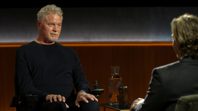 Esta imagen publicada por Netflix muestra al actor Eric Dane, a la izquierda, y a Brad Falchuk en un episodio de "Famous Last Words"