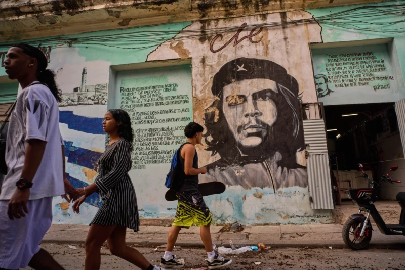 La gente pasa frente a un mural del Che Guevara en La Habana, el martes 17 de febrero de 2026