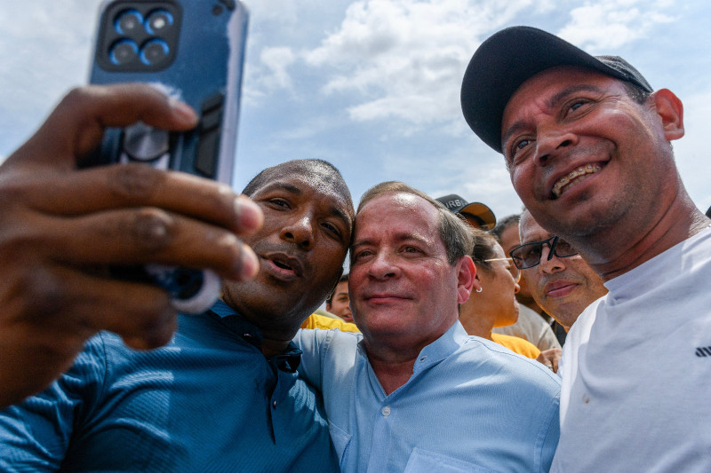 El líder político venezolano Juan Pablo Guanipa posa para una selfi con sus simpatizantes frente a la Basílica de la Virgen de La Chinita en Maracaibo, estado Zulia, Venezuela, el 20 de febrero de 2026.
