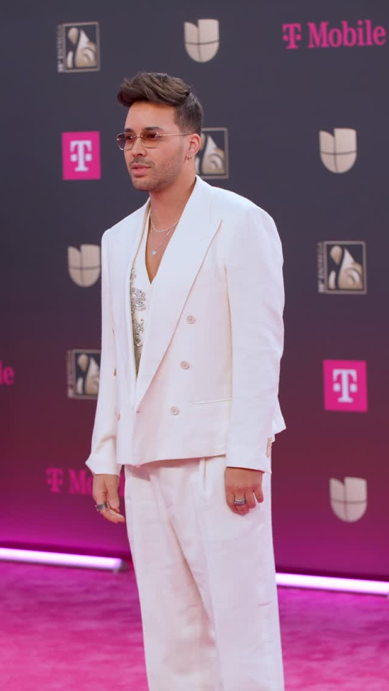Prince Royce posa en la alfombra magenta de Premio Lo Nuestro 2026.