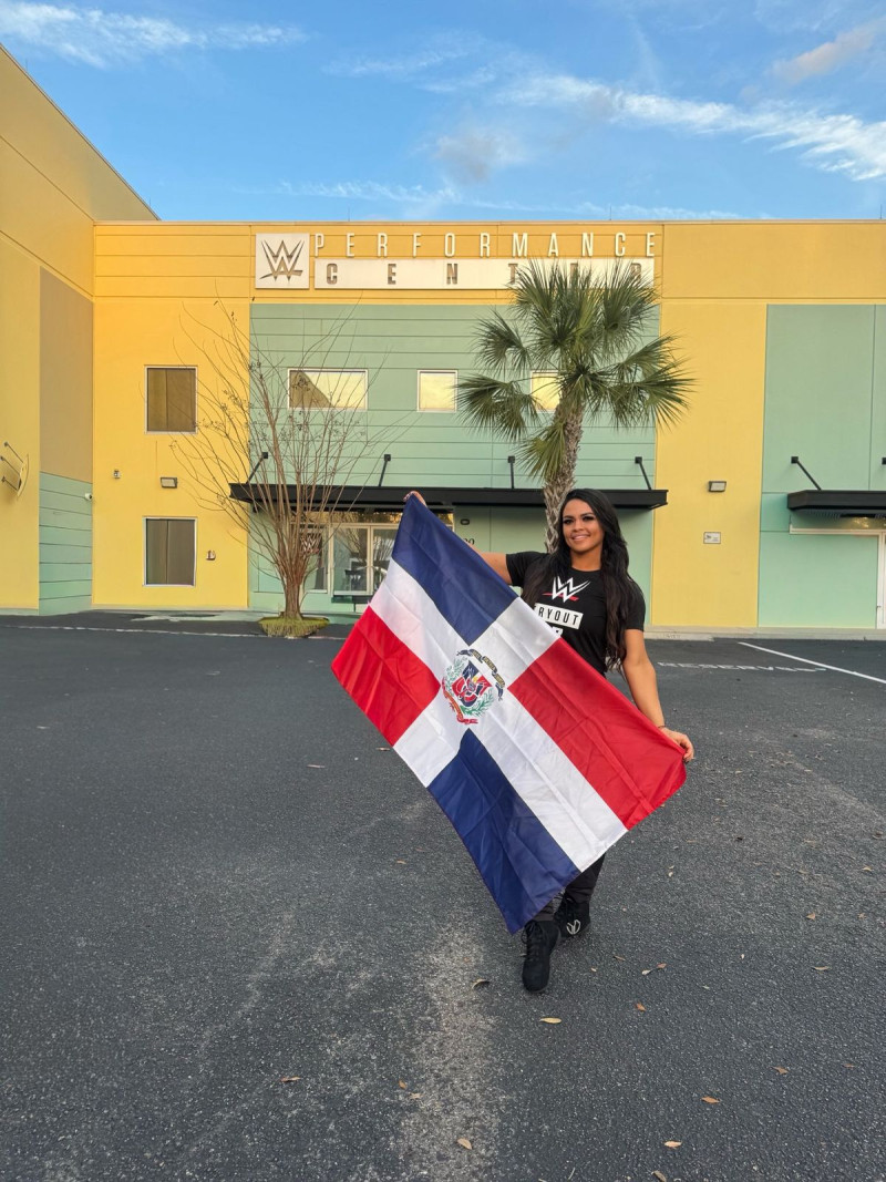 Nikki Blackheart frente al Performance Center de WWE