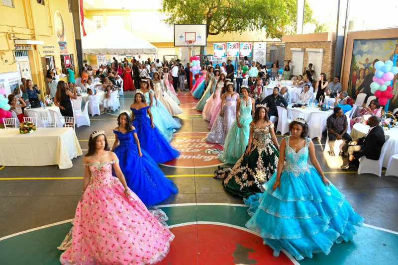 Celebran quinceaños a veintiún adolescentes de escasos recursos