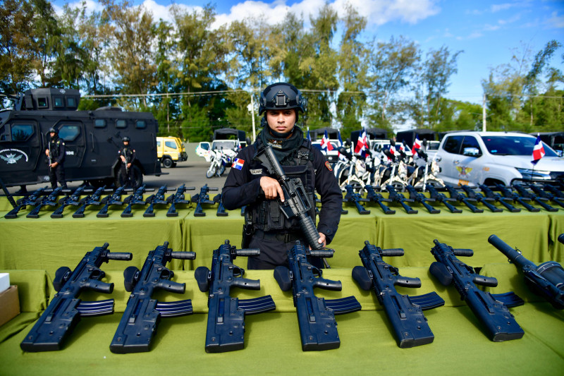 Un soldado de la Unidad de Comando Especial Contraterrorismo monta guardia frente a las nuevas armas.