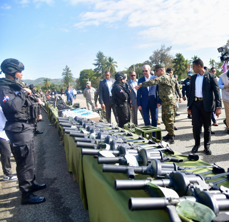 El presidente Luis Abinader observa los nuevos lanzagranadas.
