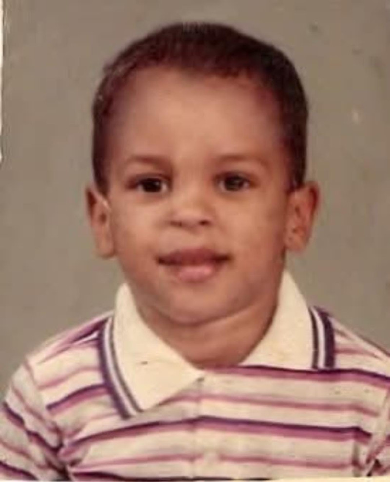 El odontólogo cirujano maxilofacial cuando era un niño travieso.