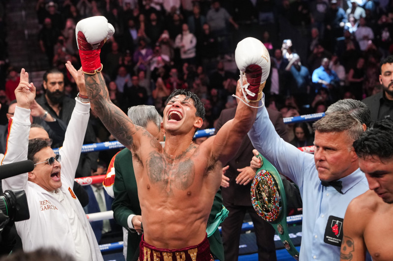 Ryan García festeja la victoria sobre Mario Barrios para conquistar el título welter del Consejo Mundial de Boxeo el sábado 21 de febrero de 2026 en Las Vegas.