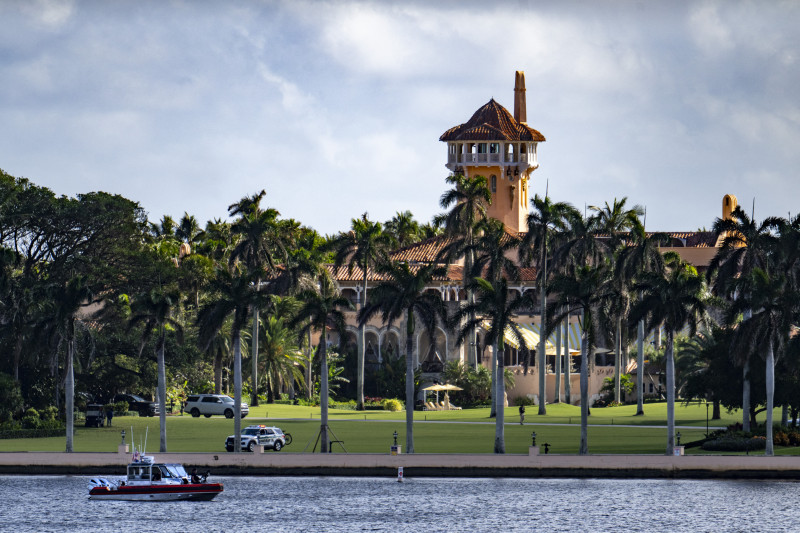 Abaten a hombre armado tras irrumpir en residencia de Trump en Florida
