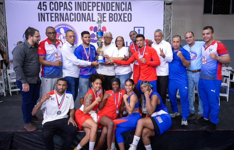 El embajador de Cuba, Angel Arzuaga Reyes recibió junto a los boxeadores la Copa de Campeones entregada por Miguel Martínez, Pappy Pérez y Olivia Liz.