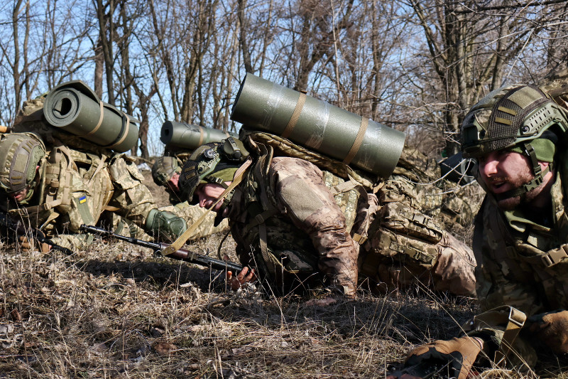 Reclutas ucranianos completan el entrenamiento militar básico en un lugar no revelado de la región de Zaporiyia, durante la invasión rusa de Ucrania.