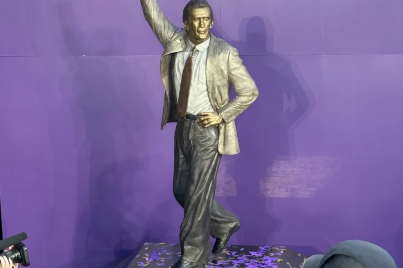 Una estatua del Pat Riley, exentrenador de los Lakers de Los Ángeles, fue develada en el exterior del Crypto.com Arena el 22 de febrero de 2026 en Los Ángeles.