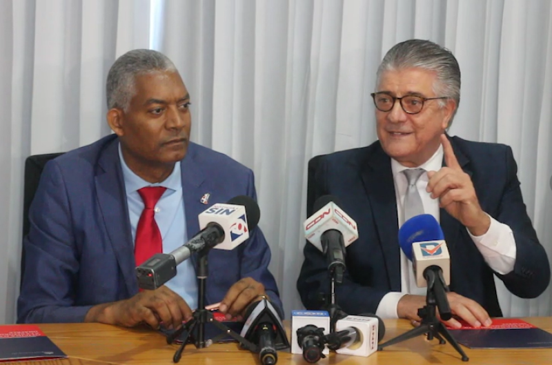 El pastor Feliciano Lacen Custodio, presidente de la Conferencia de Unidad Evangélica y Roberto Santana director general de Servicios Penitenciarios y Correccionales.