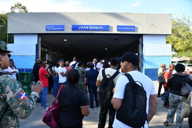 Varias personas esperan por ingresar a la estación Juan Bosch