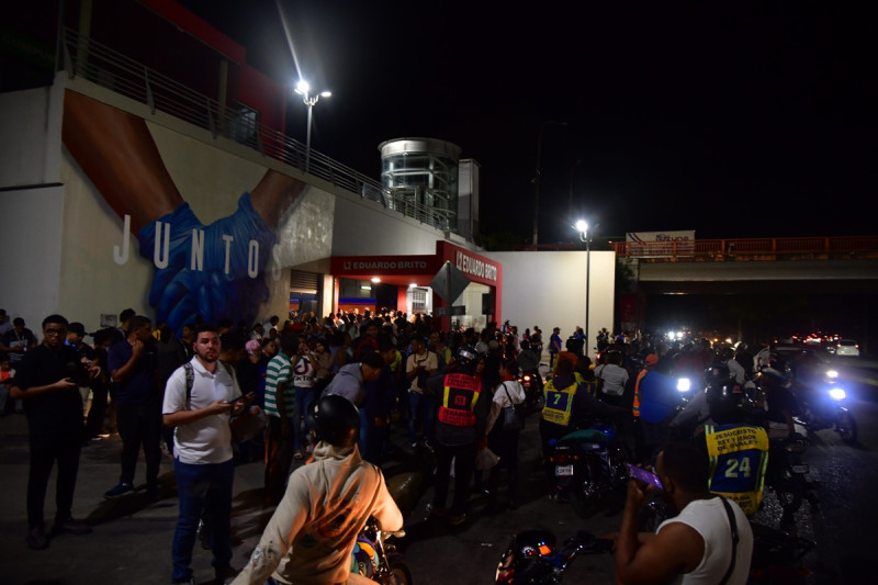 Estación del Metro, Eduardo Brito cerrado y con decenas de personas varadas en las afueras luego del apagón general registrado este lunes 23 de febrero de 2025.