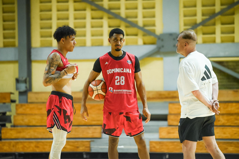Los armadores Richard Bautista y Gelvis Solano junto al entrenador de la selección nacional Néstor García