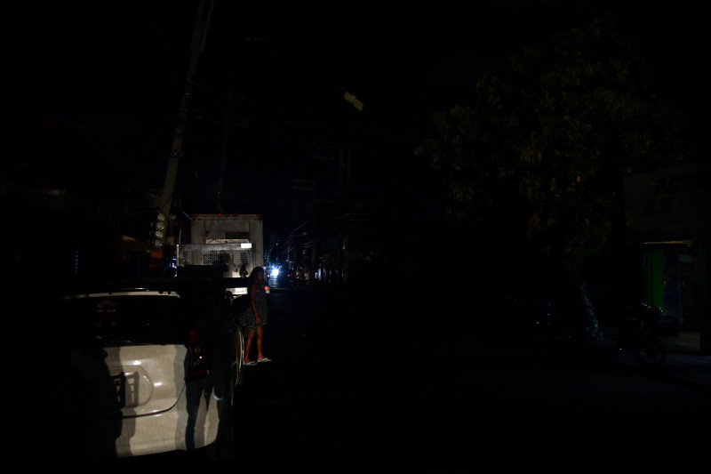 Calles y barrios a oscuras y largas filas en las estaciones del Metro, fueron las escenas predominantes de la noche del lunes