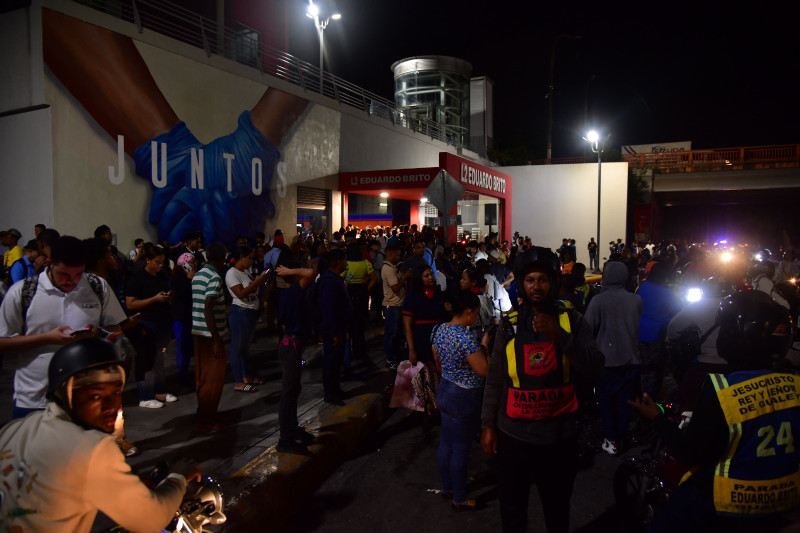 Calles y barrios a oscuras y largas filas en las estaciones del Metro, fueron las escenas predominantes de la noche del lunes.
