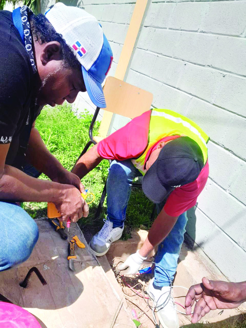 Personal técnico labora en la reposición de la electricidad en el politécnico en la carretera Mella de Santo Domingo Este.