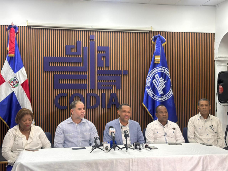 El presidente del Colegio Dominicano de Ingenieros, Arquitectos y Agrimensores (CODIA), Enrique Rosario García (centro), habló durante rueda de prensa en la sede de la institución.