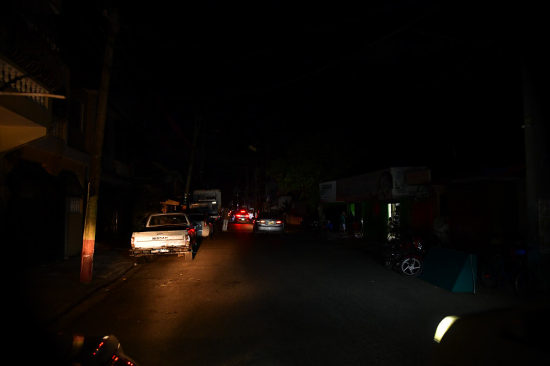 Una de las calles de Santo Domingo durante el apagón nacional de este lunes