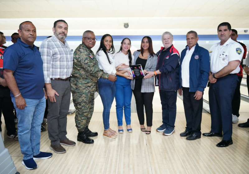 Rolando Sebelén y el general Raúl  Esteban Mora Hernández al momento de entregar la placa a las hijas de Alonzo, Biancarla, Sheyla y Carlenys. Figuran el coronel Ricardo Yúnez, Francis Soto,  Gilberto García y Leo Corporán.