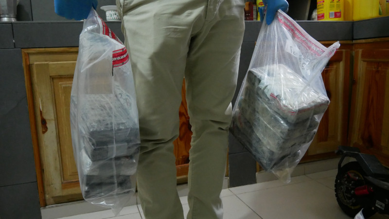 Paquetes de presunta droga decomisada en la embarcación de Higuey.
