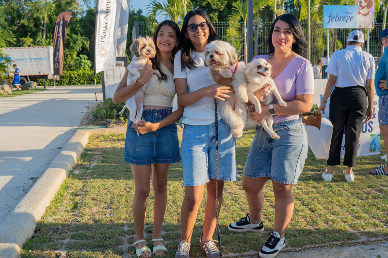 Dashira Pérez, Sol, Juneilis Hernández, y Yudelka Burgos junto a sus mascota