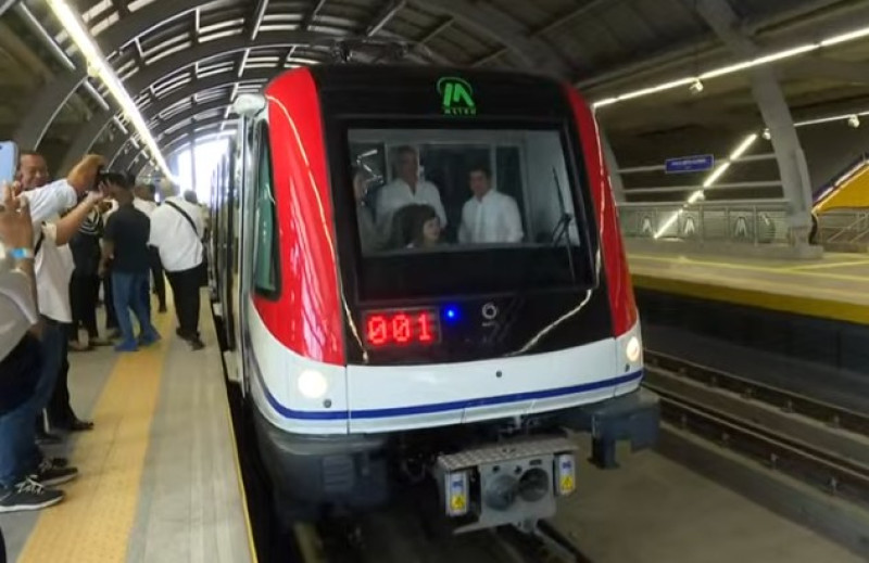 Luis Abinader, junto a la primera dama, Raquel Arbaje y Jhael Isa en inauguración del Metro.