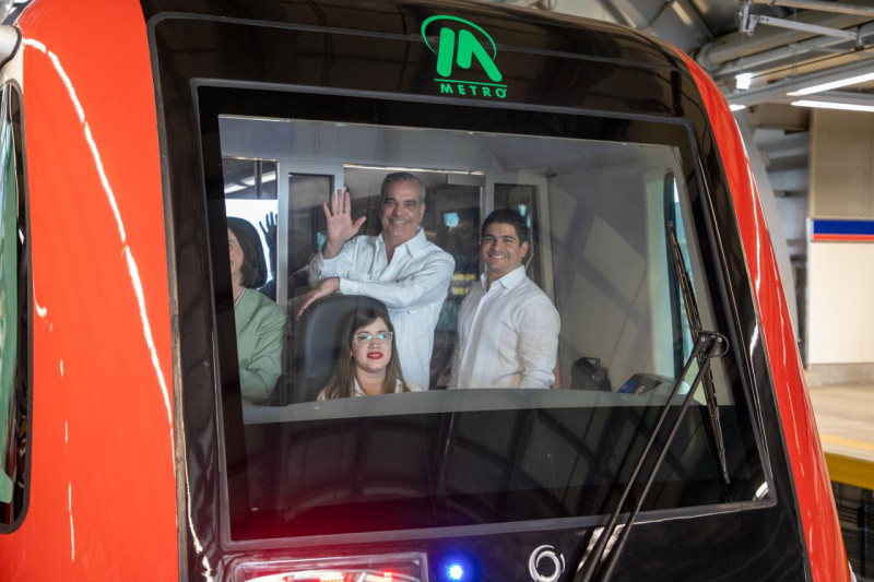 El presidente Luis Abinader junto a Jhael Isa, la primera dama Raquel Arbaje y una conductora del servicio del Metro de Santo Domingo