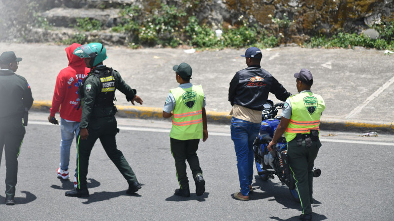 Imagen de archivo de dos personas detenidas por agentes de la Digesett por no usar casco protector.