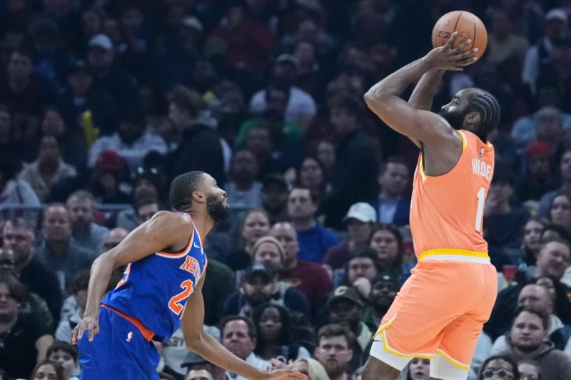 James Harden, base de los Cavaliers, dispara frente a Mikal Bridges, de los Knicks, en el partido del 24 de febrero de 2026.